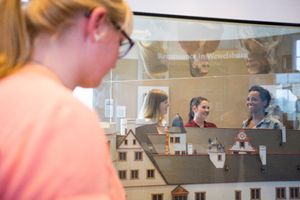 Vom Steinzeitgrab zum Dreiecksschloss